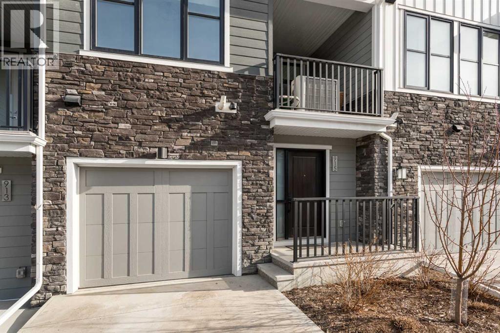 Row / Townhouse for Sale in 915 Crestridge Common SW|Calgary, Alberta T3B6L6 2