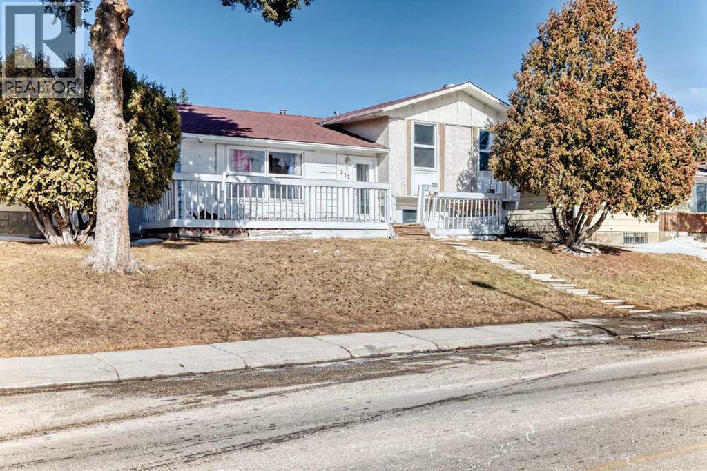 House for Sale in 212 78 Avenue NE|Calgary, Alberta T2K0R2 2