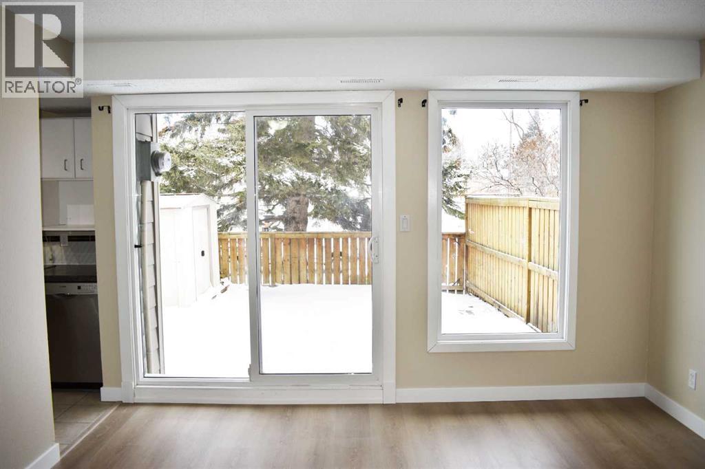 Row / Townhouse for Sale in 4, 4740 Dalton Drive NW|Calgary, Alberta T3A2H4 4