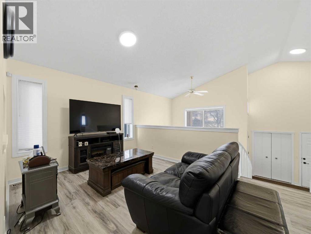 House for Sale in 109 Somerset Close SW|Calgary, Alberta T2Y3C4 5