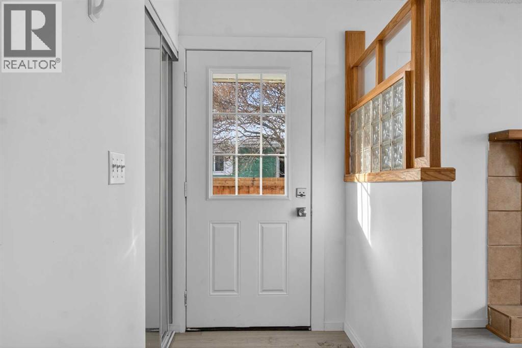 House for Sale in 3283 Dover Ridge Drive SE|Calgary, Alberta T2B2A8 2