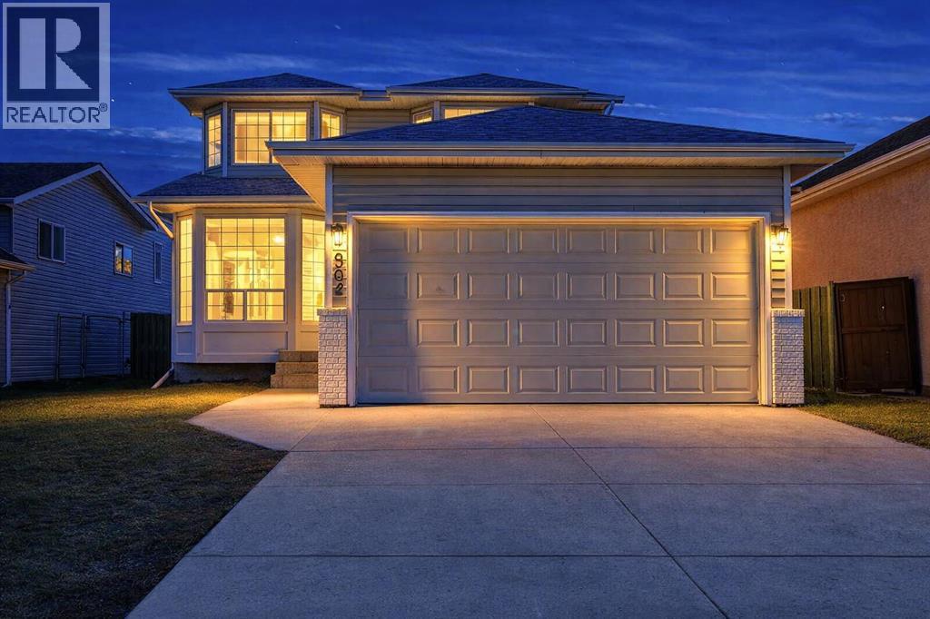 House for Sale in 902 Applewood Drive SE|Calgary, Alberta T2A7P2 2