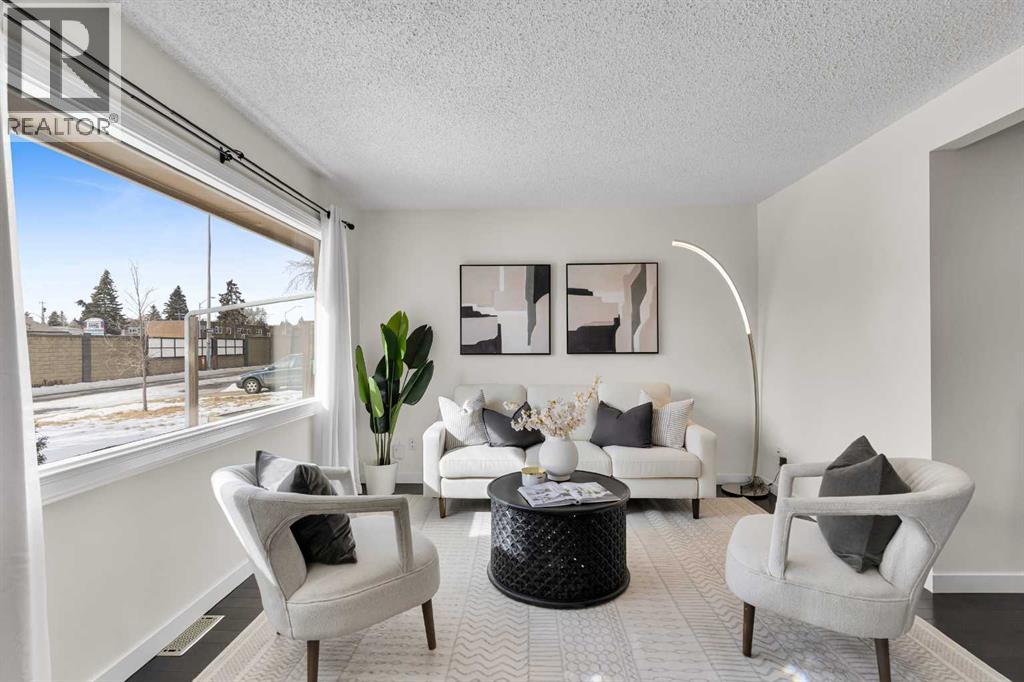 House for Sale in 4224 Worcester Drive SW|Calgary, Alberta T3C3L4 5