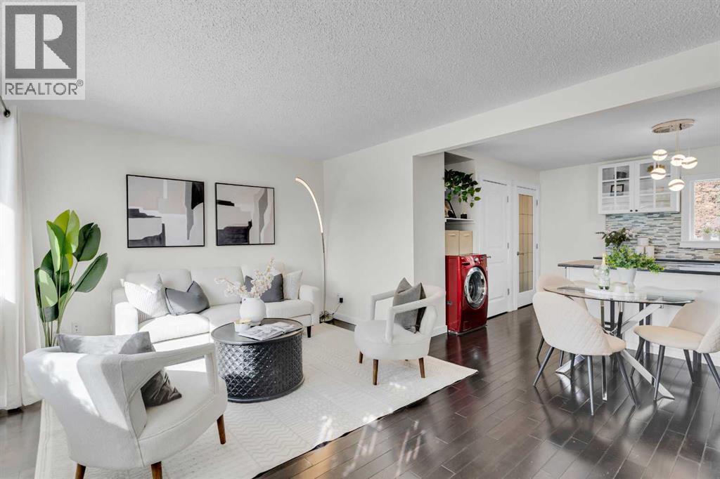 House for Sale in 4224 Worcester Drive SW|Calgary, Alberta T3C3L4 4