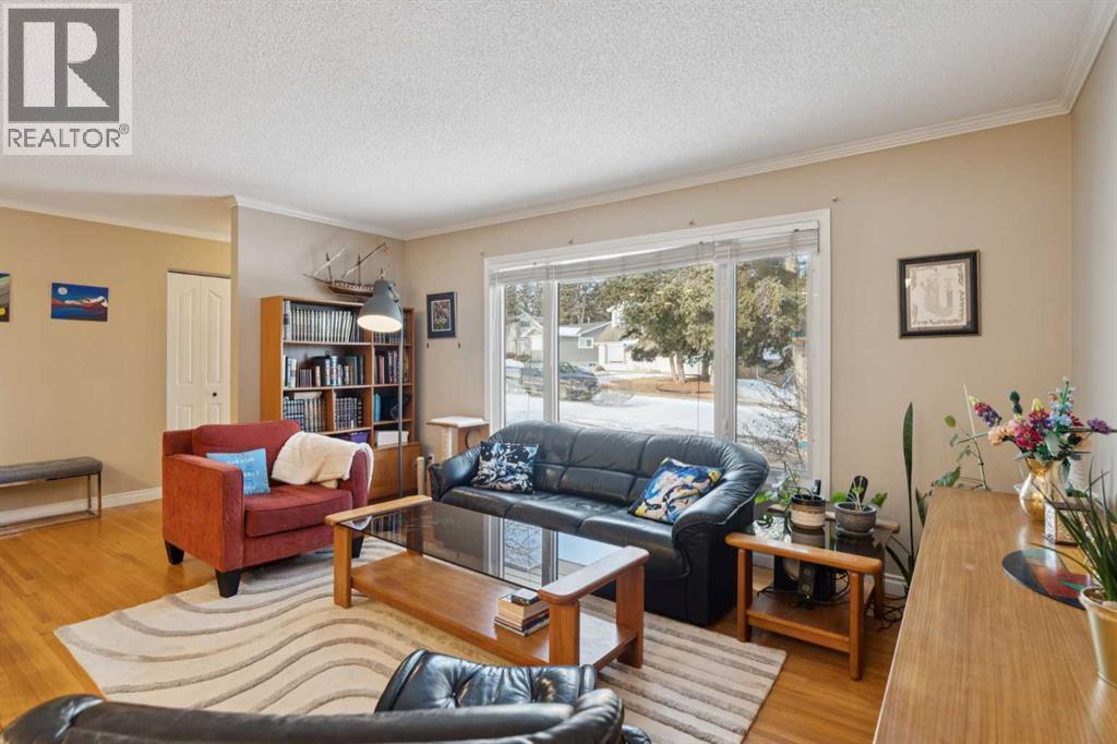 House for Sale in 9724 Oakhill Drive SW|Calgary, Alberta T2V3W5 4