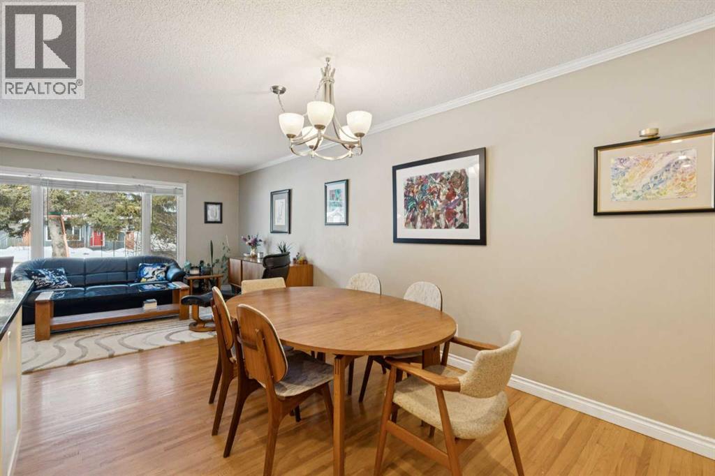 House for Sale in 9724 Oakhill Drive SW|Calgary, Alberta T2V3W5 5