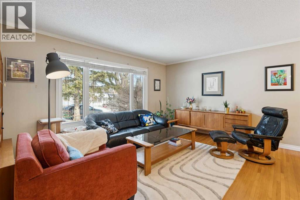 House for Sale in 9724 Oakhill Drive SW|Calgary, Alberta T2V3W5 3