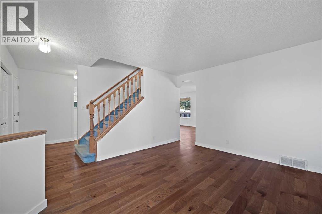 House for Sale in 182 Coventry Close NE|Calgary, Alberta T3K4A6 5