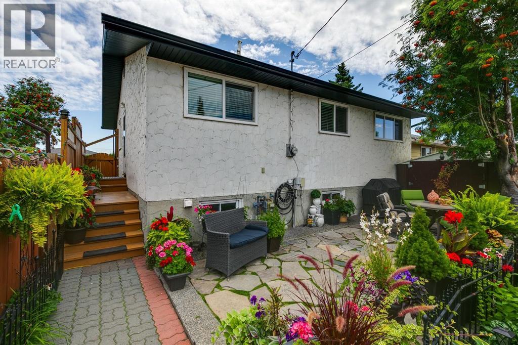 House for Sale in 299 Doverview Crescent SE|Calgary, Alberta T2B1Y7 2