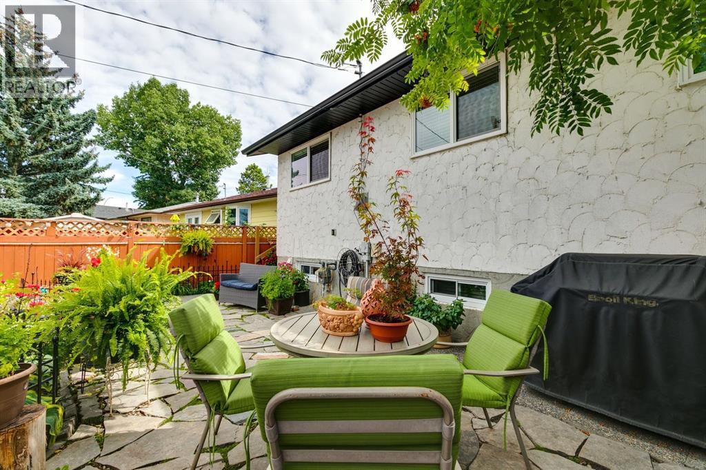 House for Sale in 299 Doverview Crescent SE|Calgary, Alberta T2B1Y7 4