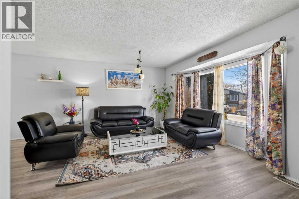 House for Sale in 195 Fallswater Road NE|Calgary, Alberta T3J1B2 3