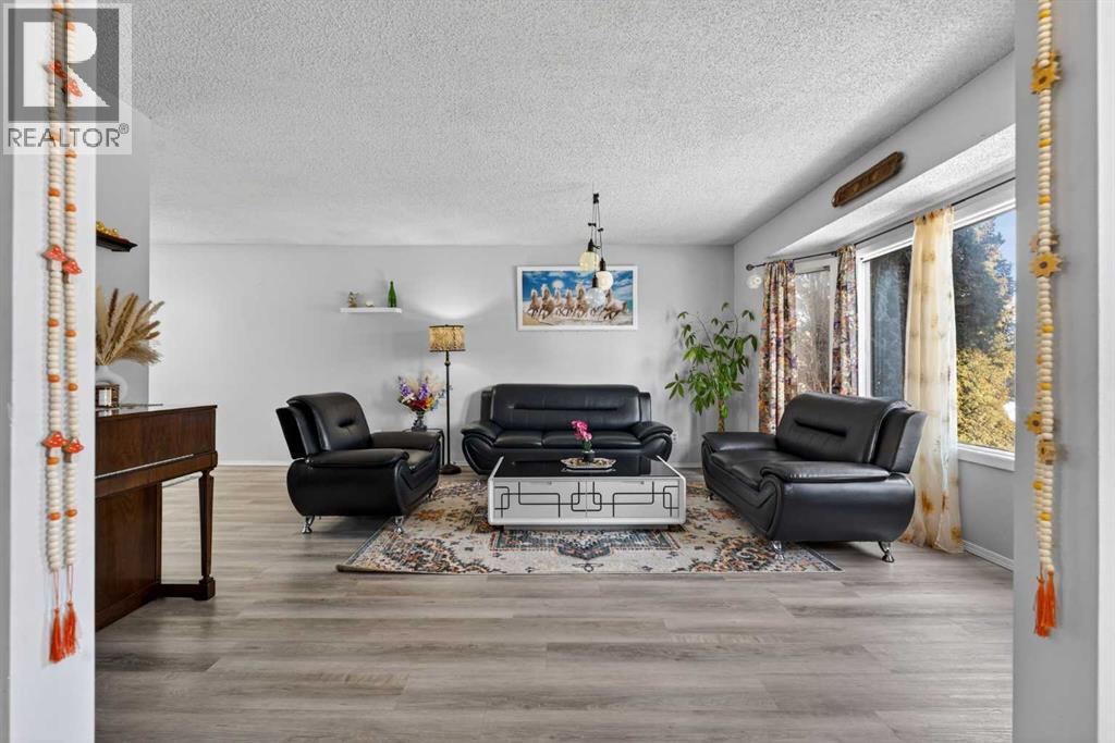 House for Sale in 195 Fallswater Road NE|Calgary, Alberta T3J1B2 2