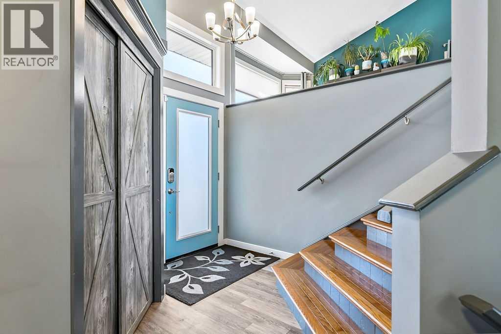 House for Sale in 851 Mckenzie Drive SE|Calgary, Alberta T2Z1W3 2