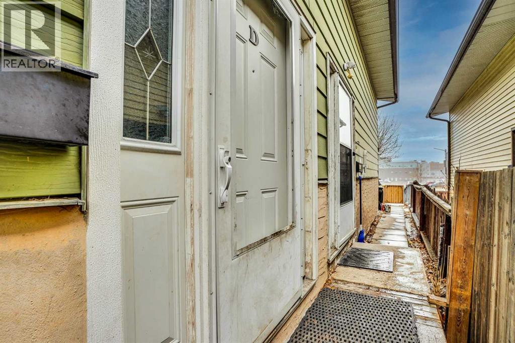 Row / Townhouse for Sale in D, 903 44 Street SE|Calgary, Alberta T2A5K7 2