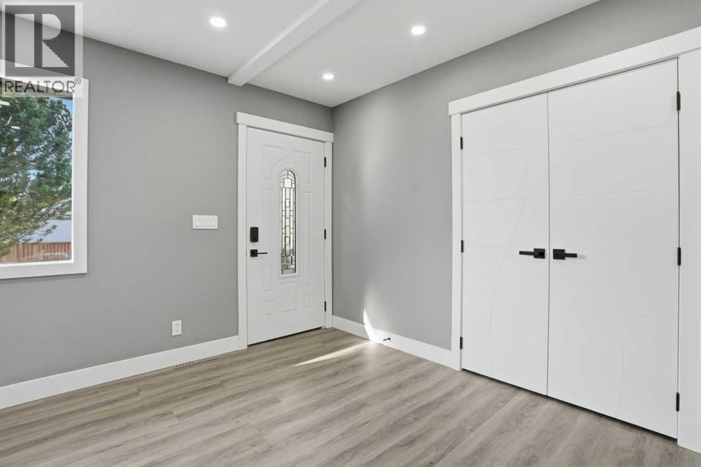 House for Sale in 2004 18 Street NW|Calgary, Alberta T2M3T1 2