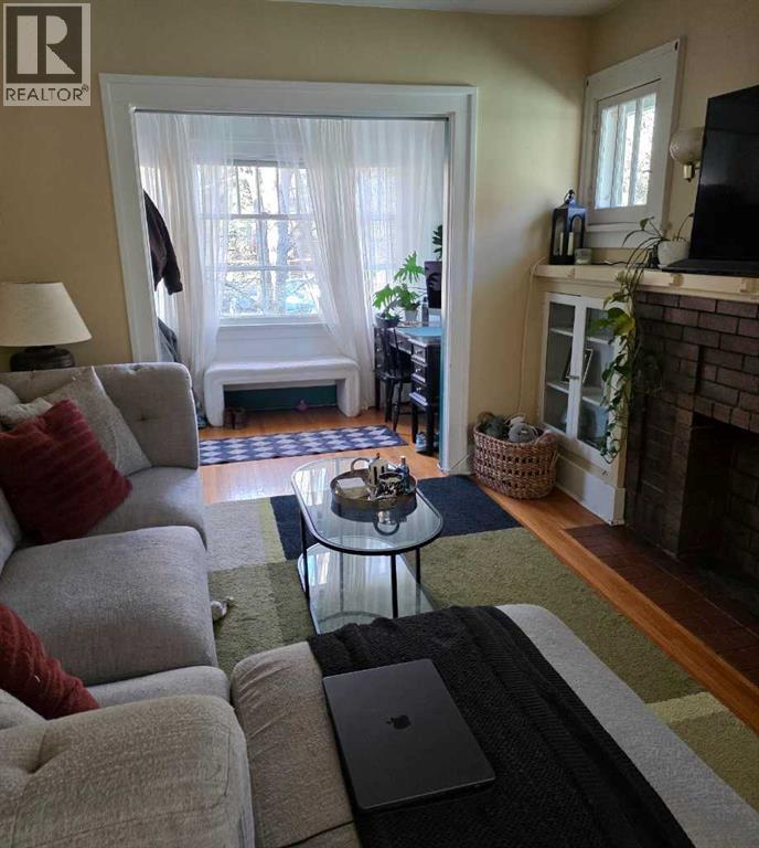 House for Sale in 327 3 Avenue NE|Calgary, Alberta R2E0H5 5