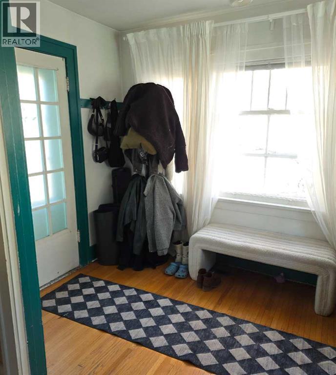 House for Sale in 327 3 Avenue NE|Calgary, Alberta R2E0H5 2