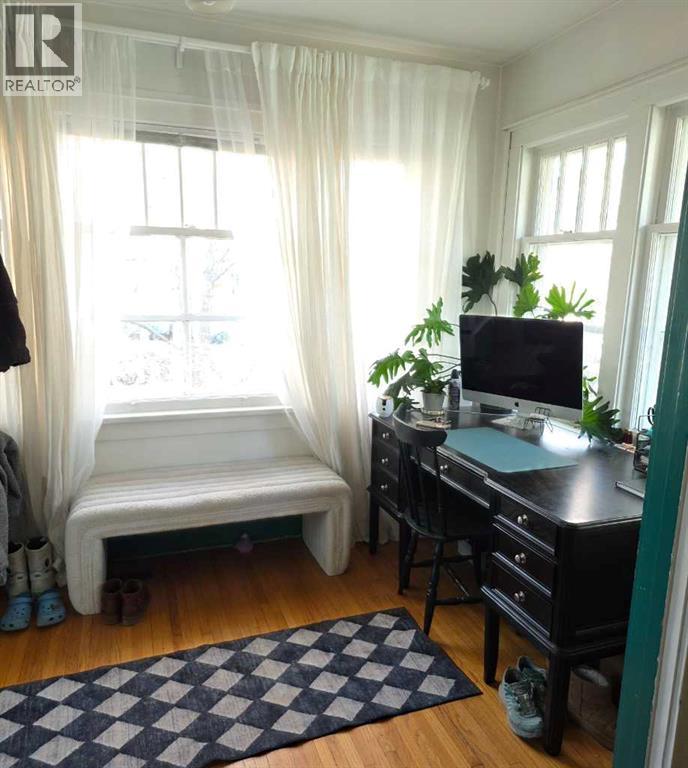 House for Sale in 327 3 Avenue NE|Calgary, Alberta R2E0H5 3