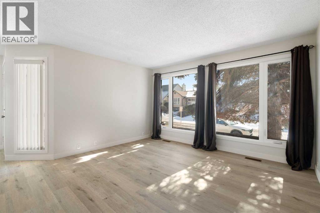 House for Sale in 35 Shawmeadows Close SW|Calgary, Alberta T2Y1A5 2