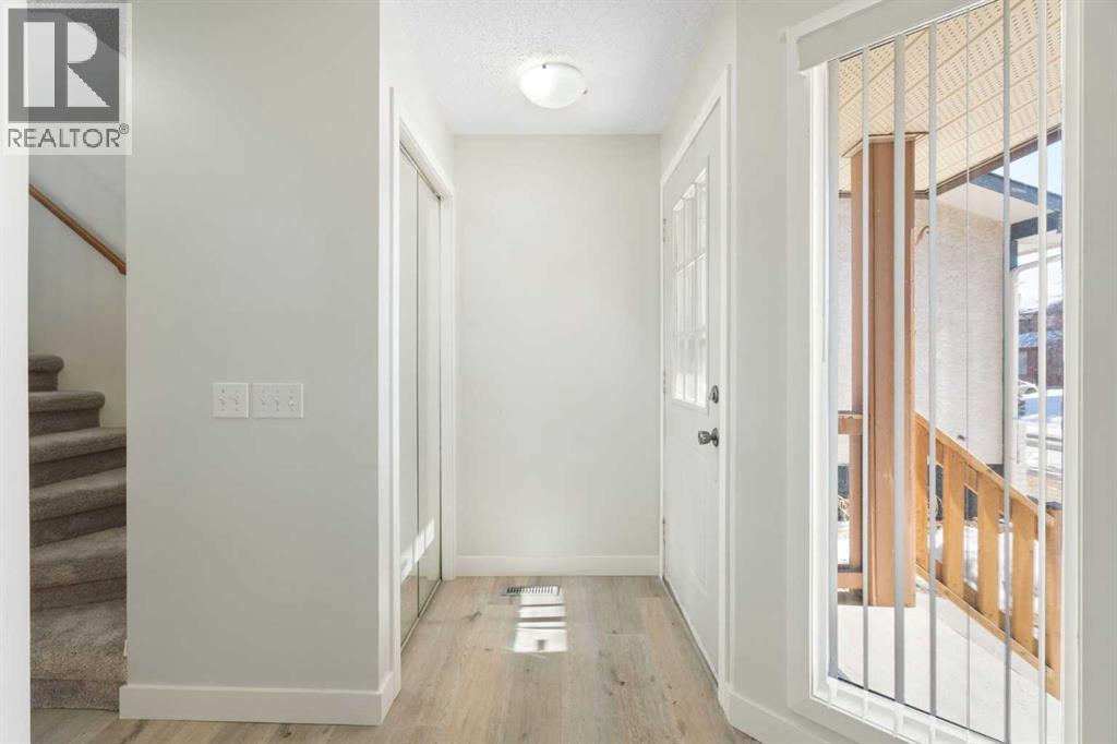 House for Sale in 35 Shawmeadows Close SW|Calgary, Alberta T2Y1A5