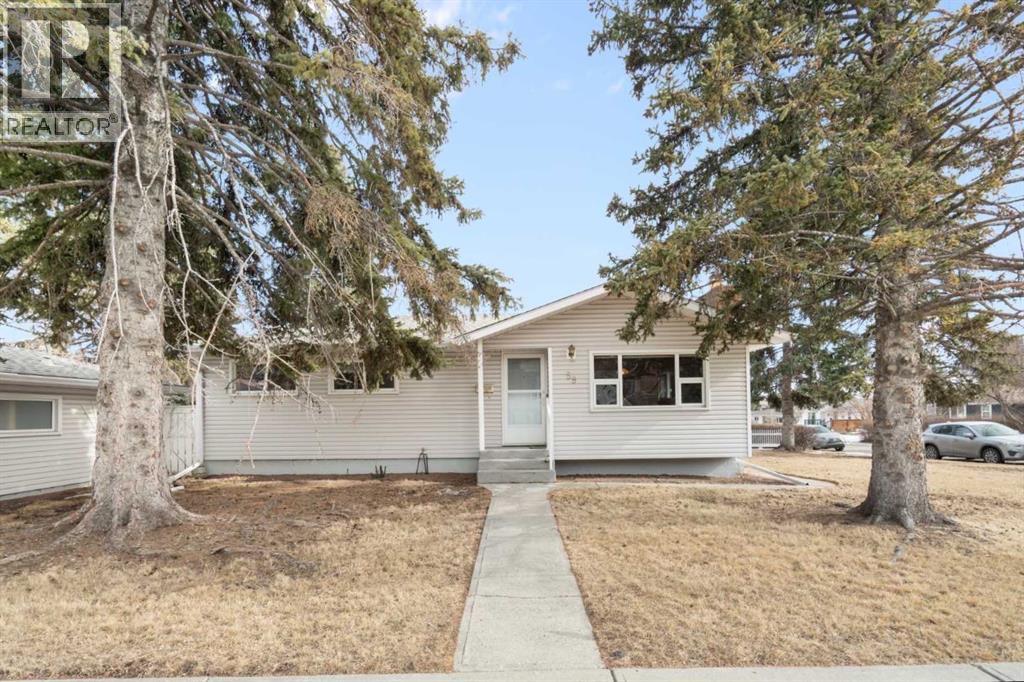 House for Sale in 59 Hogarth Crescent SW|Calgary, Alberta T2V3A8 2