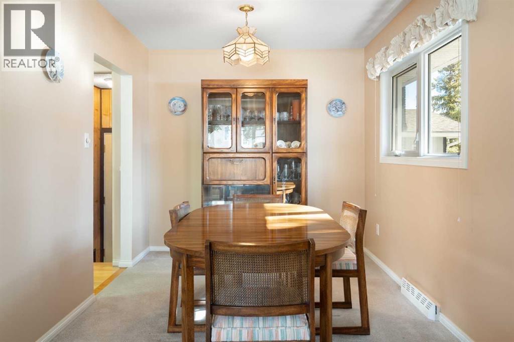 House for Sale in 59 Hogarth Crescent SW|Calgary, Alberta T2V3A8 4