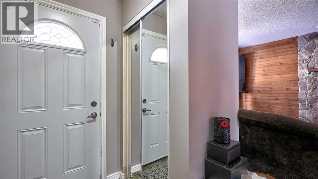 House for Sale in 35 Riverbirch Road SE|Calgary, Alberta T2C3M4 2