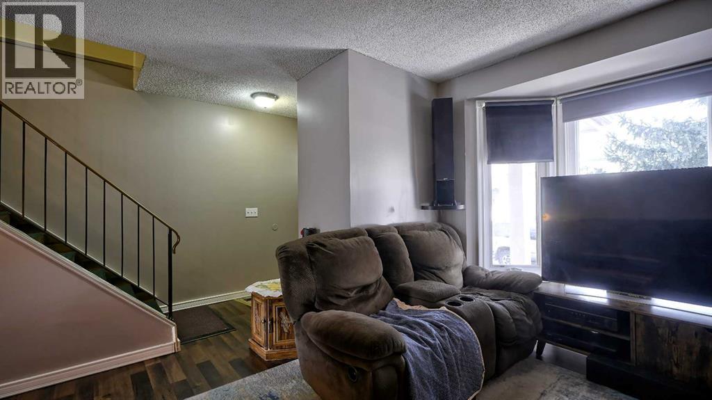 House for Sale in 35 Riverbirch Road SE|Calgary, Alberta T2C3M4 5