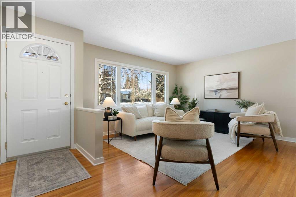 House for Sale in 123 Glacier Drive SW|Calgary, Alberta T3E5A3 2