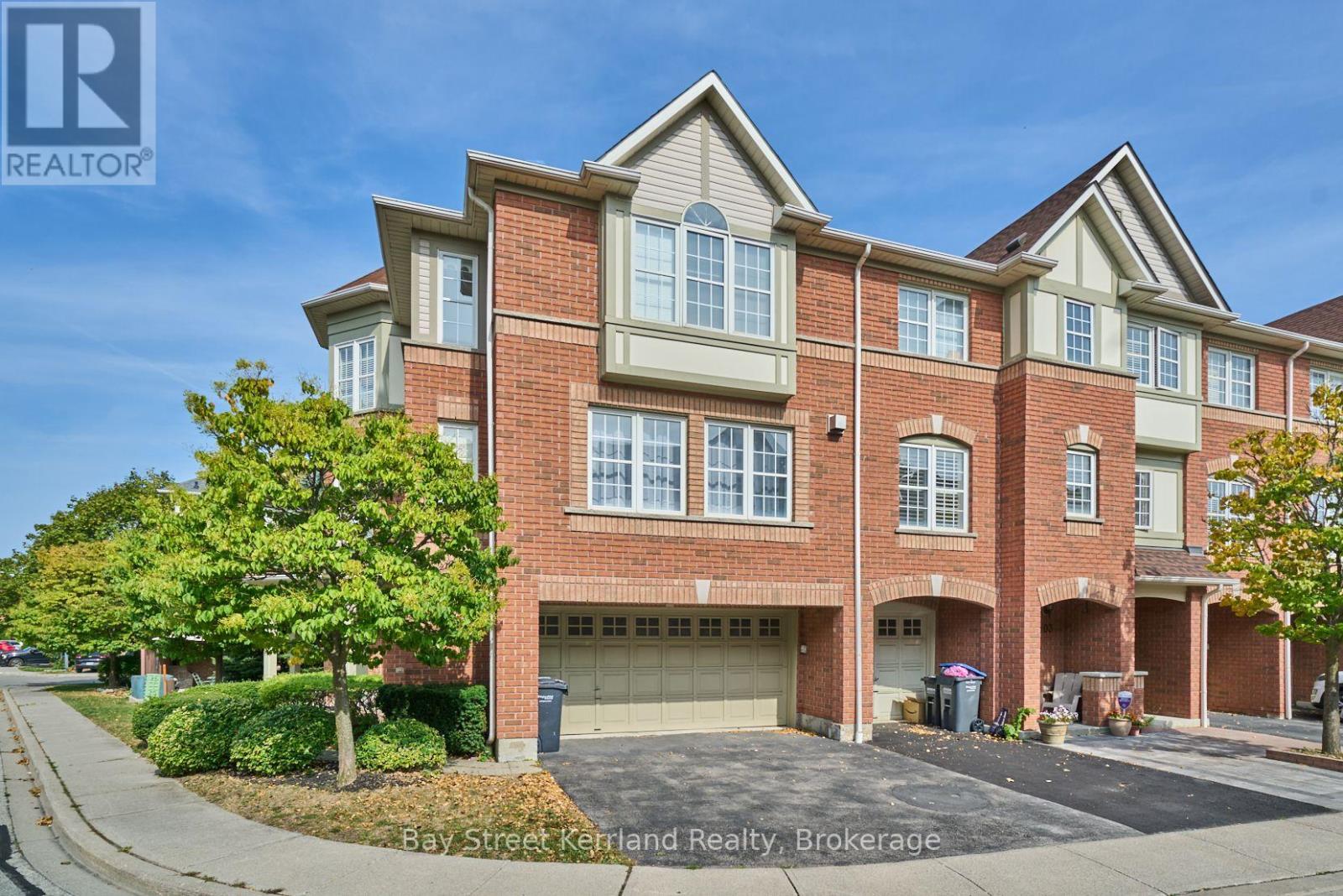 Row / Townhouse for Sale in 105 - 3030 BREAKWATER COURT|Mississauga (Cooksville), Ontario L5B4N9