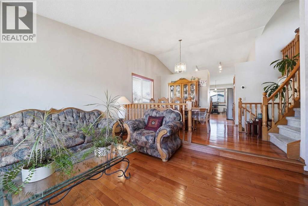 House for Sale in 2855 Catalina Boulevard NE|Calgary, Alberta T1Y6R2 5