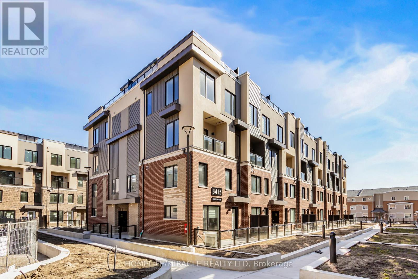 Row / Townhouse for Sale in 16 - 3415 RIDGEWAY DRIVE|Mississauga (Erin Mills), Ontario L5L0B9 3