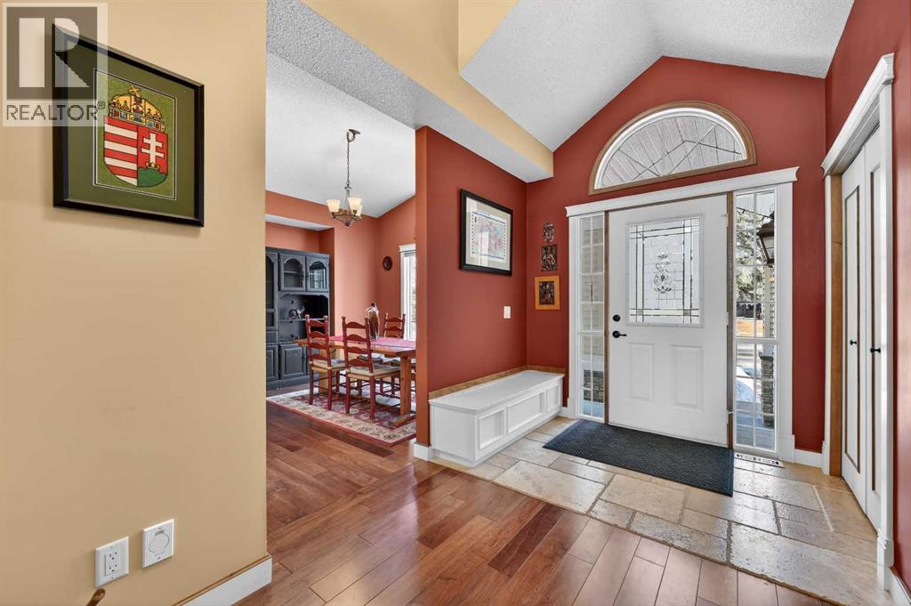 House for Sale in 118 Douglas Woods Hill SE|Calgary, Alberta T2Z2G6 2