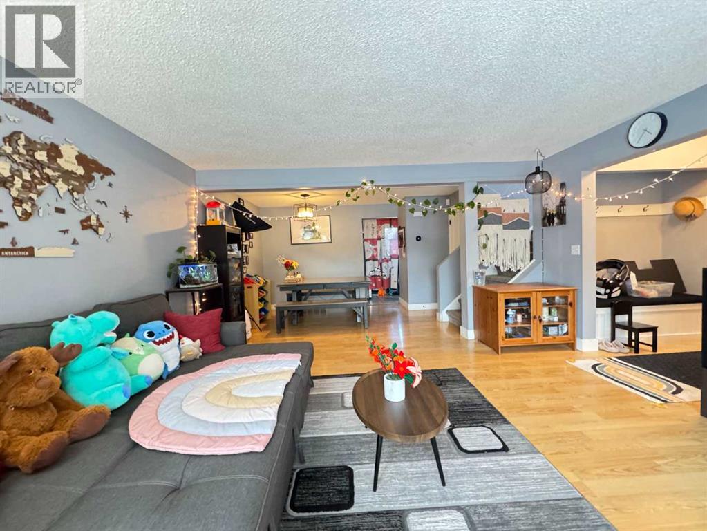 House for Sale in 131 Erin Woods Drive SE|Calgary, Alberta T2B2T6 2