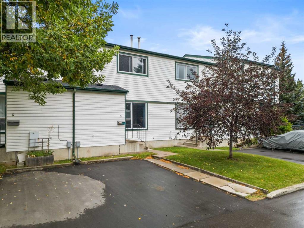 Row / Townhouse for Sale in 3, 100 Pennsylvania Road SE|Calgary, Alberta T2A4Y8 2