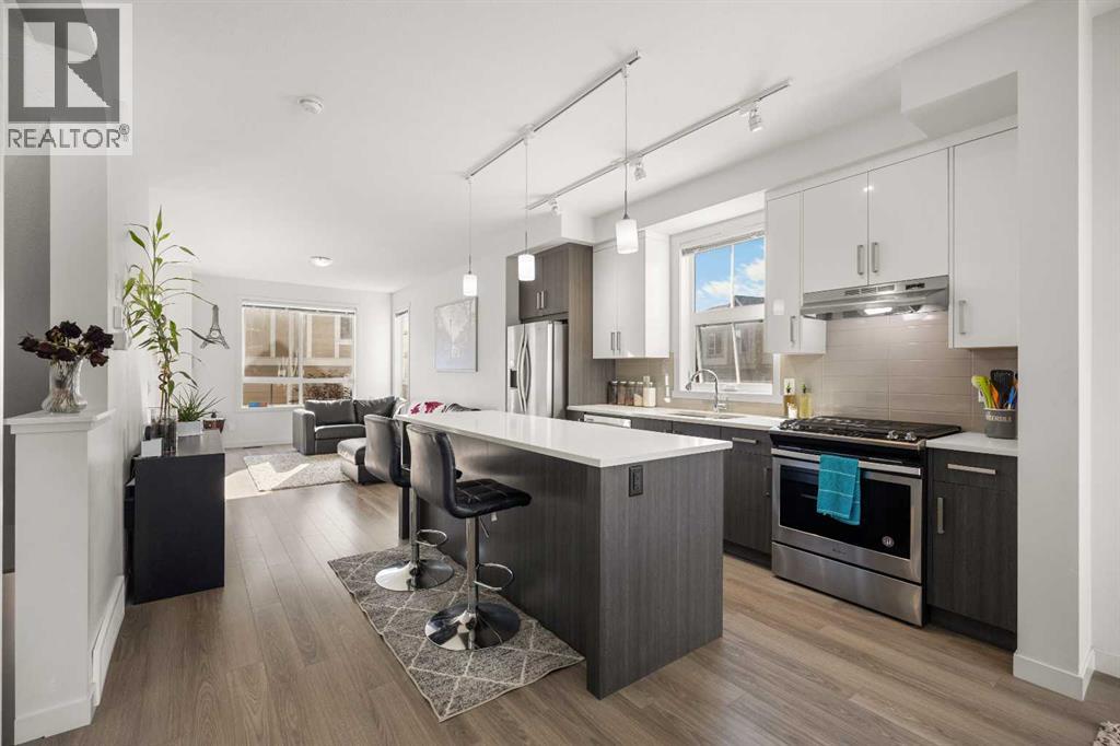 Row / Townhouse for Sale in 104 Sherwood Lane NW|Calgary, Alberta T3R0V3 2