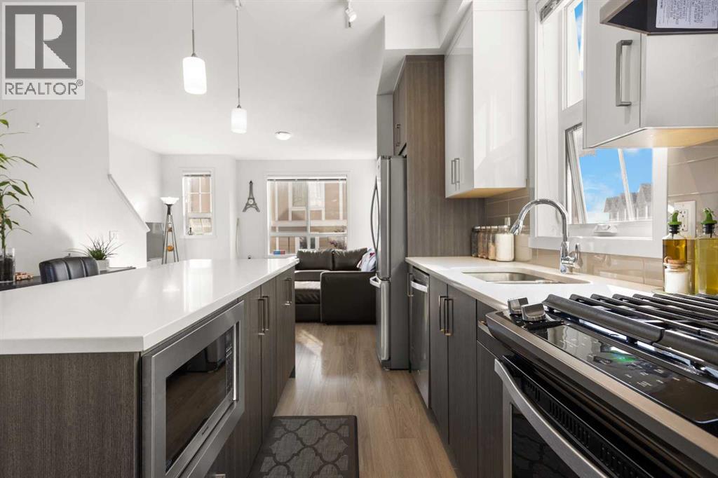 Row / Townhouse for Sale in 104 Sherwood Lane NW|Calgary, Alberta T3R0V3 4