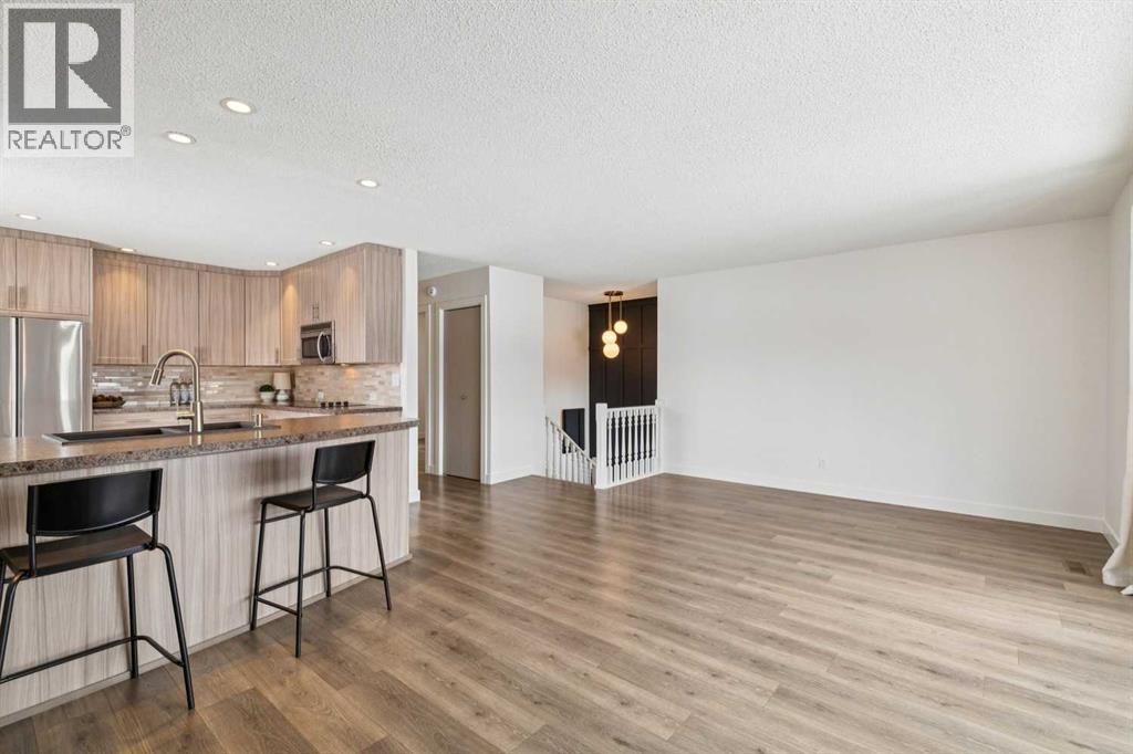 House for Sale in 11016 Braton Place SW|Calgary, Alberta T2W1B3 5