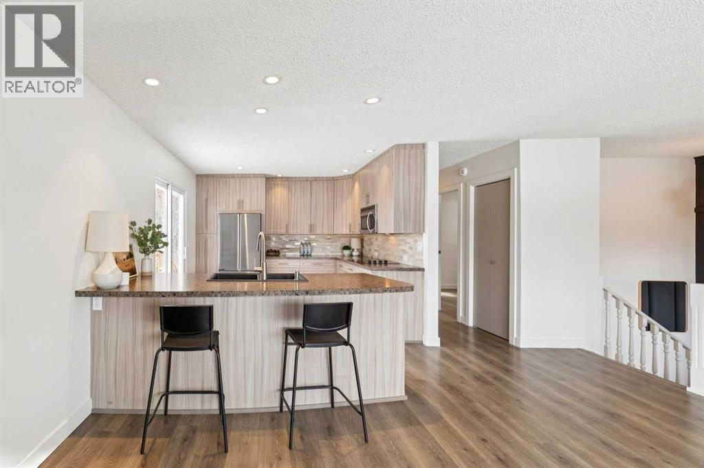 House for Sale in 11016 Braton Place SW|Calgary, Alberta T2W1B3 4