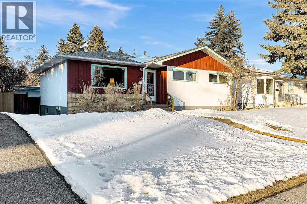 House for Sale in 126 Springwood Drive SW|Calgary, Alberta T2W0K5 2