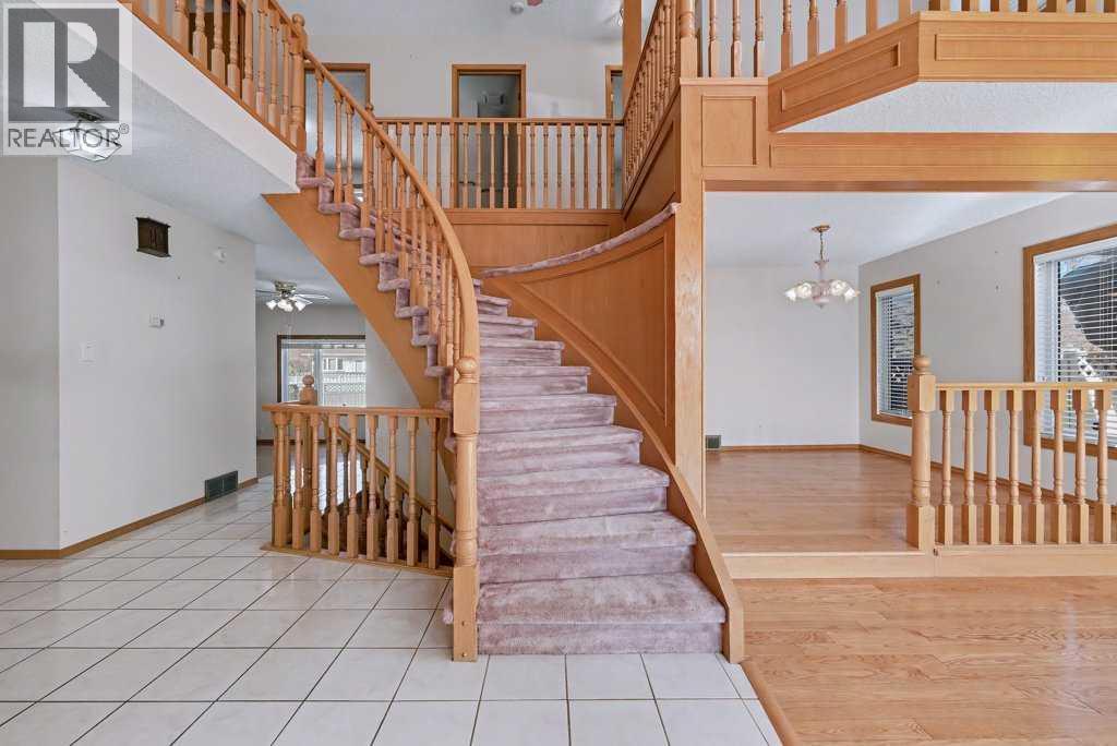 House for Sale in 82 Wood Valley Drive SW|Calgary, Alberta T2W5V6 2