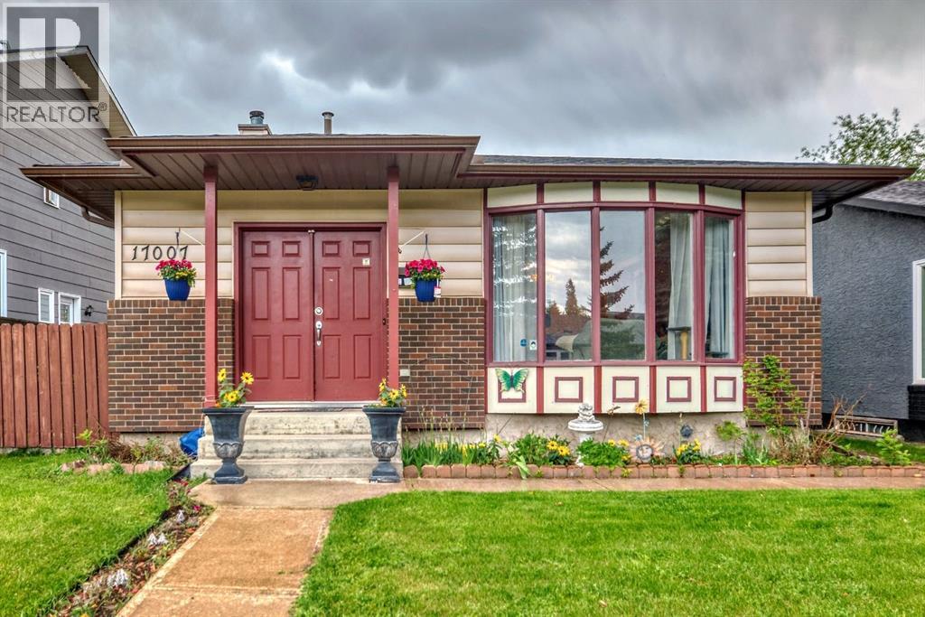 House for Sale in 17007 Sunvale Road SE|Calgary, Alberta T2X2S5 2