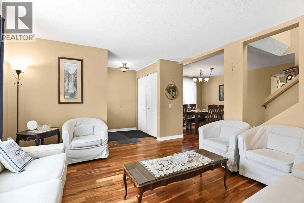 House for Sale in 40 Woodglen Grove SW|Calgary, Alberta T2J3A1 4