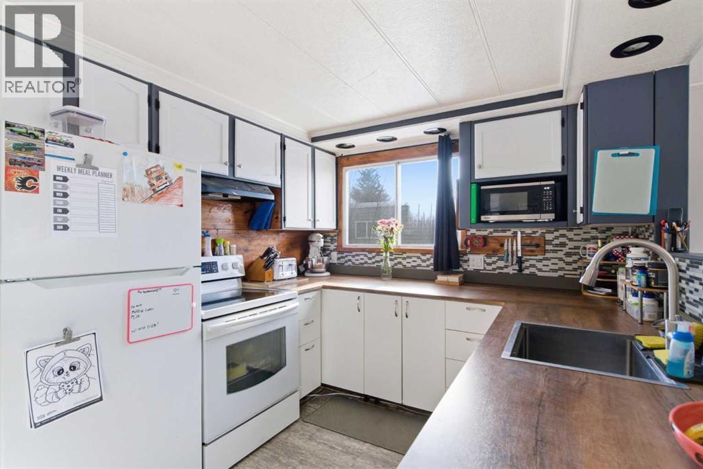 Manufactured Home for Sale in 124, 3223 83 Street NW|Calgary, Alberta T3B5N1 2