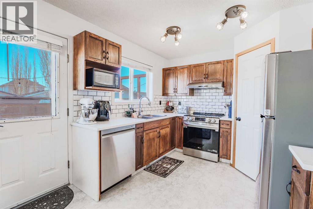 House for Sale in 68 Bridleridge Gardens SW|Calgary, Alberta T2Y4C9 2