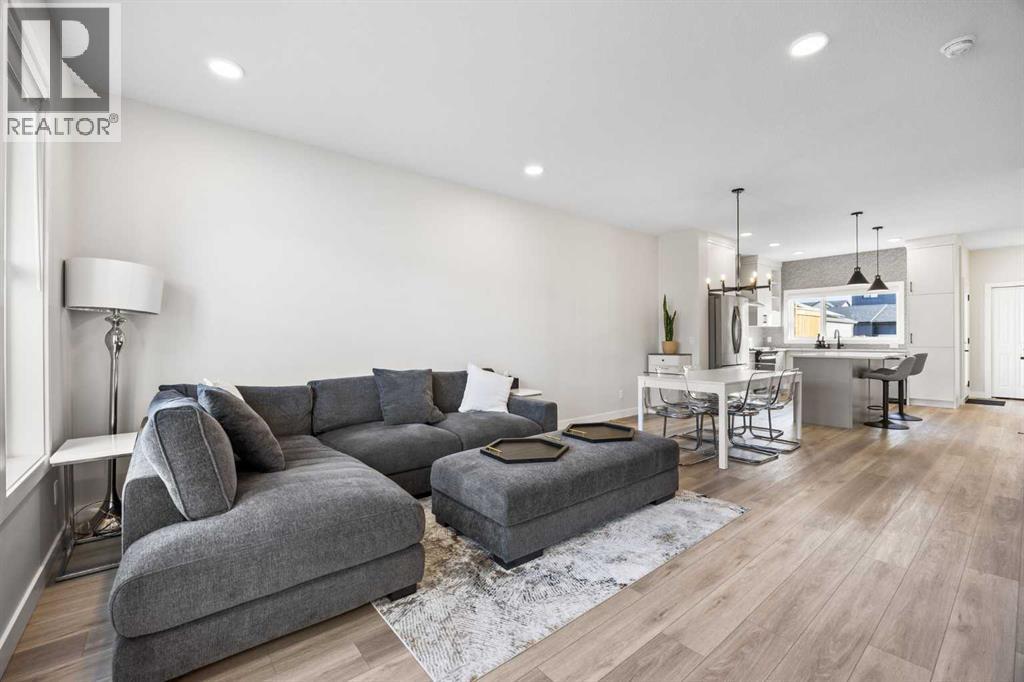 House for Sale in 211 Silverton Glen Crescent SW|Calgary, Alberta T2X5C1 5