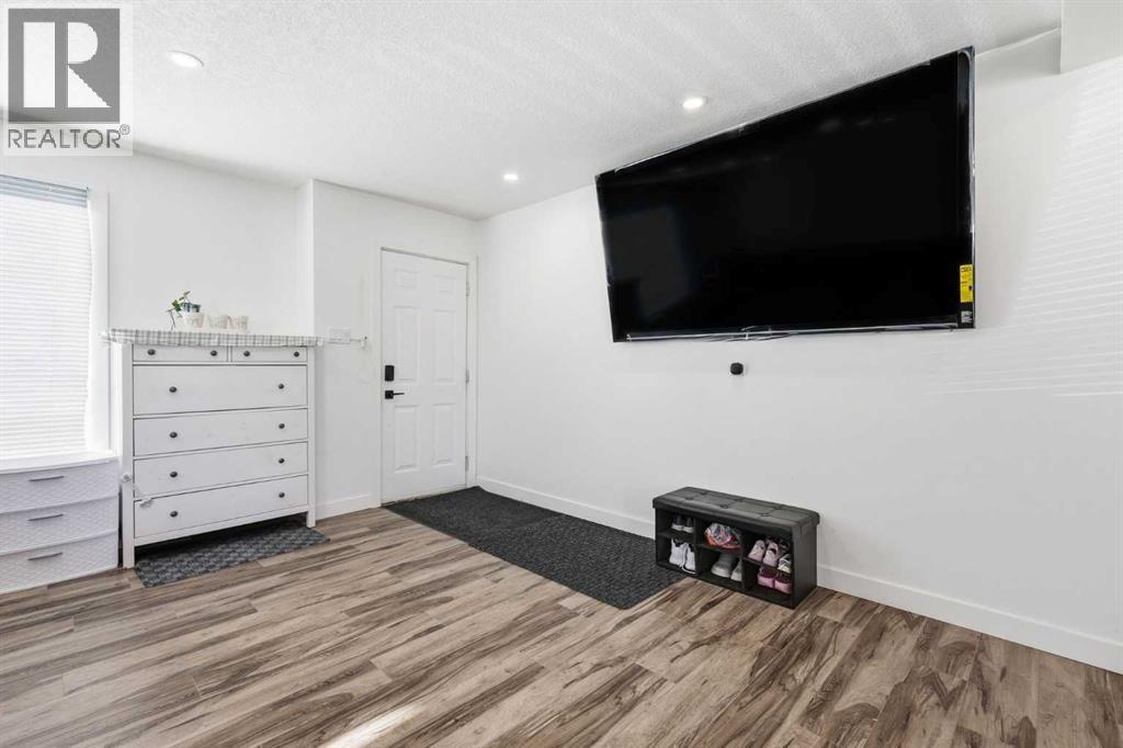 House for Sale in 69 Harrow Crescent SW|Calgary, Alberta T2V3B2 4