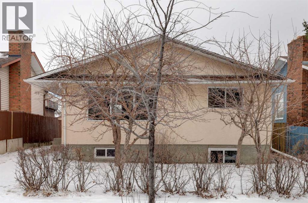 House for Sale in 2452 38 Street NE|Calgary, Alberta T2Z3B5 2