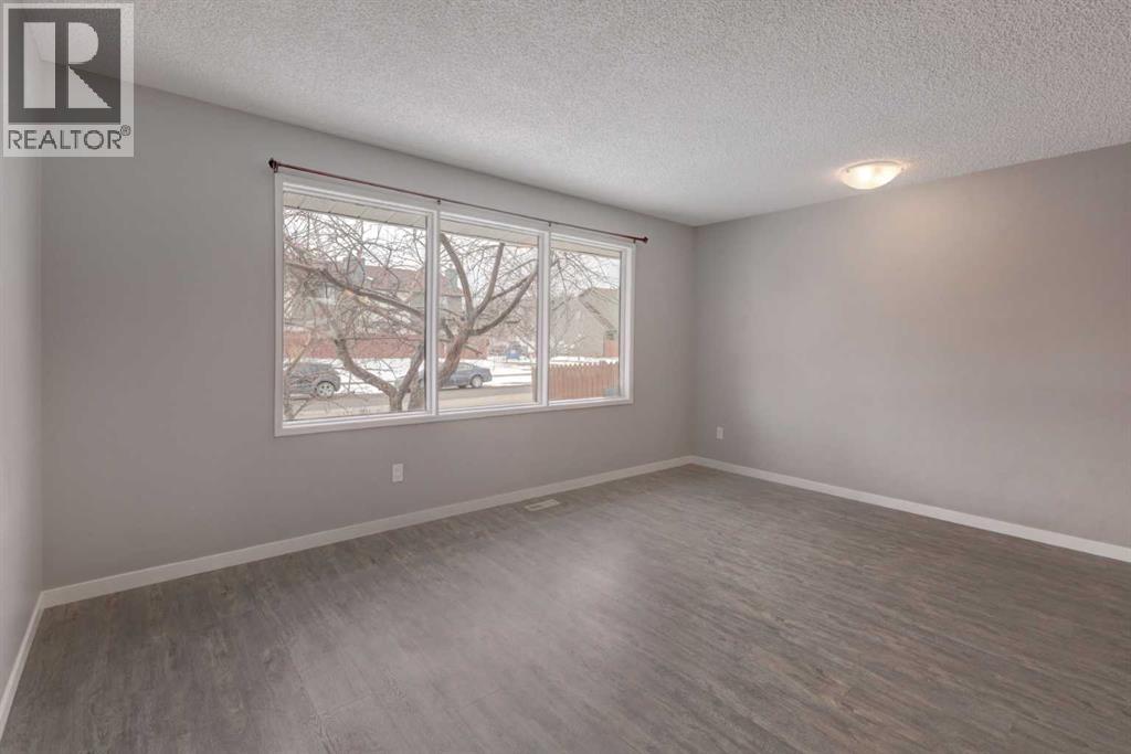 House for Sale in 2452 38 Street NE|Calgary, Alberta T2Z3B5 4