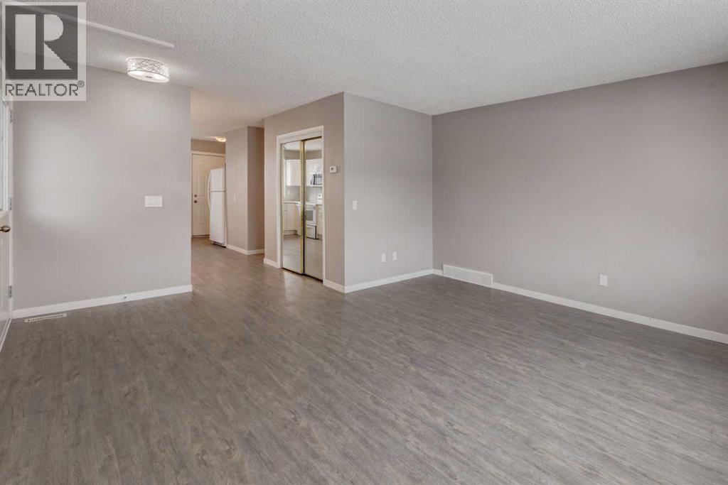 House for Sale in 2452 38 Street NE|Calgary, Alberta T2Z3B5 5